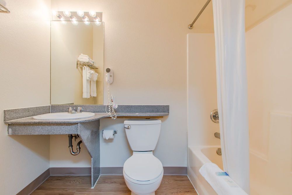 Intown Suites Extended Stay Colorado Springs Room photo