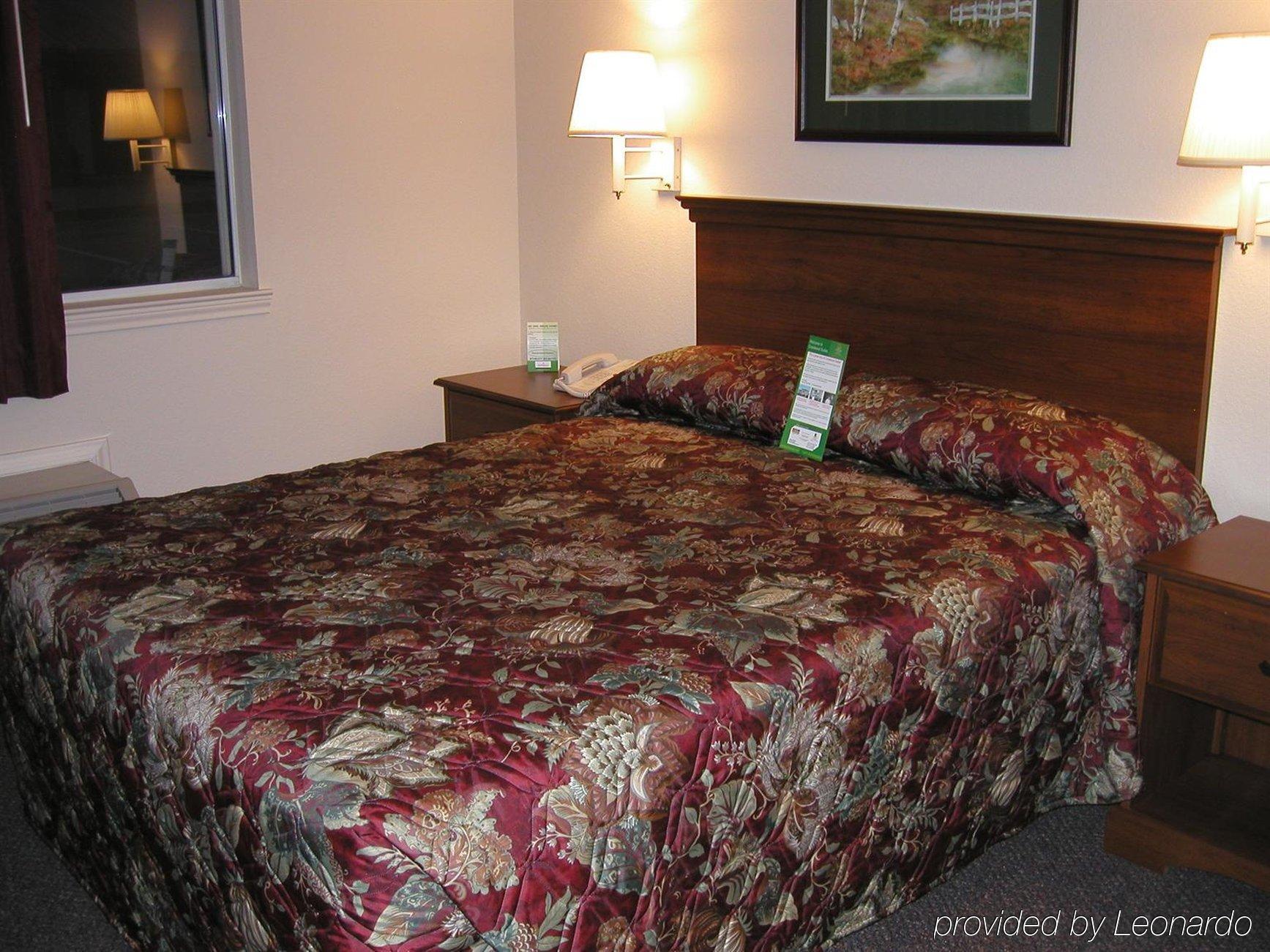 Intown Suites Extended Stay Colorado Springs Room photo