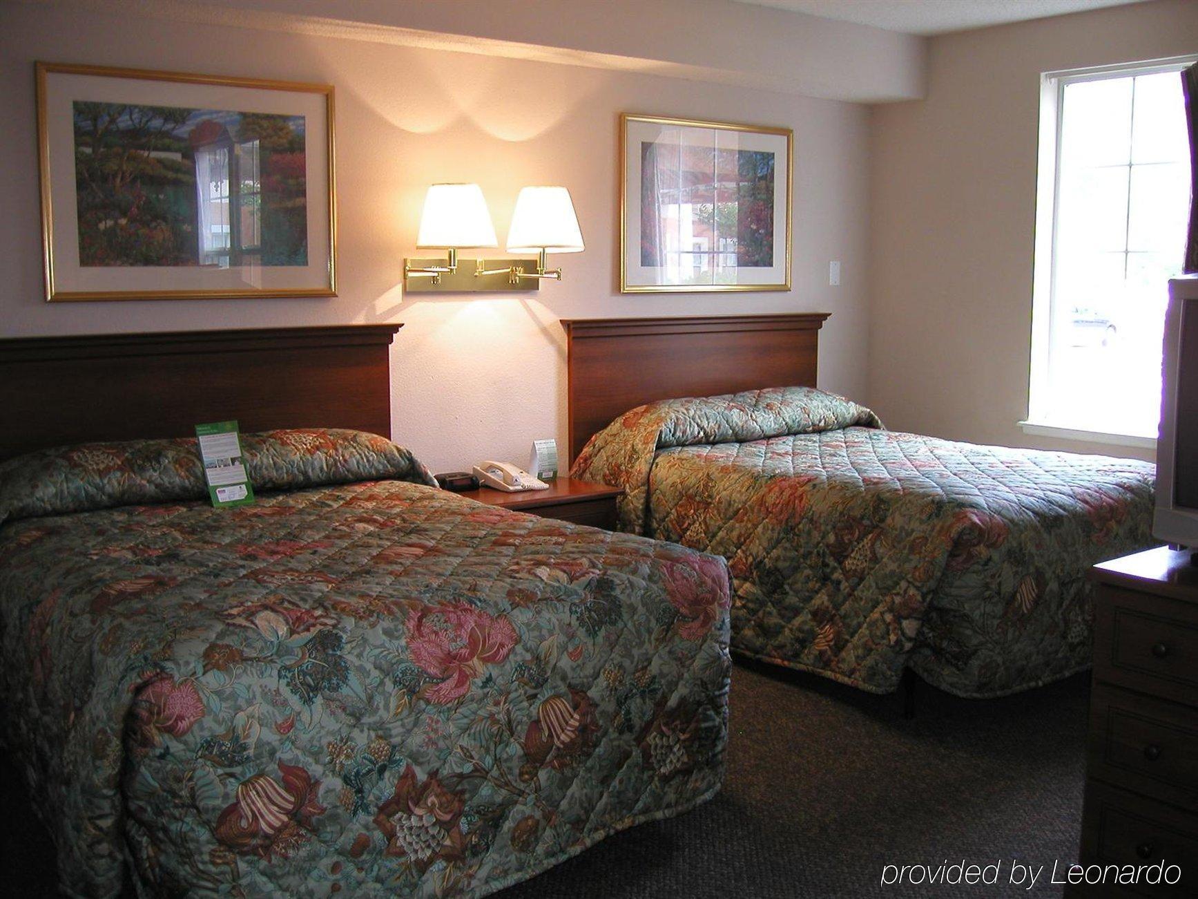 Intown Suites Extended Stay Colorado Springs Room photo