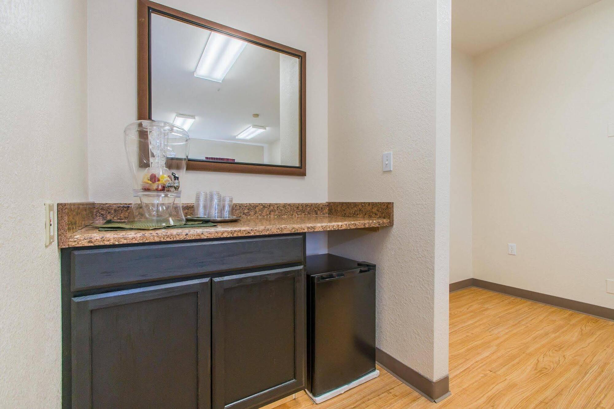 Intown Suites Extended Stay Colorado Springs Exterior photo